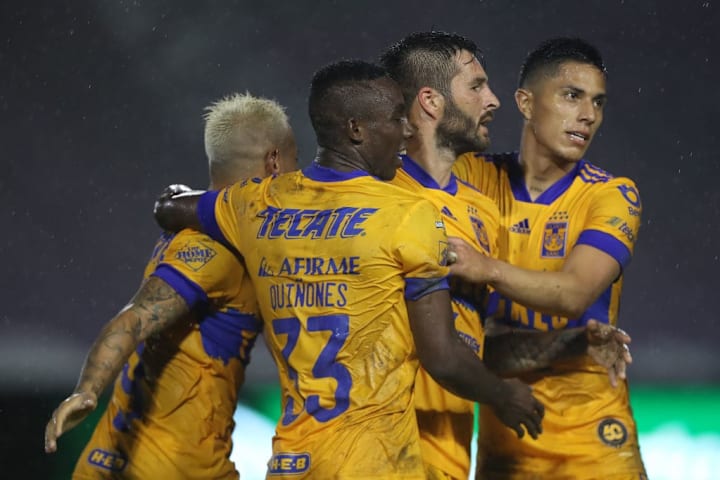 Jugadores de los Tigres UANL celebran un gol.