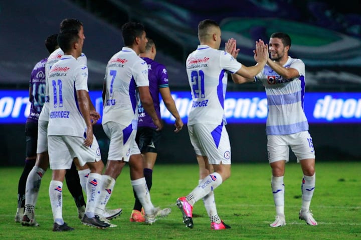 Jugadores de Cruz Azul celebran un gol en un partido de visitantes.