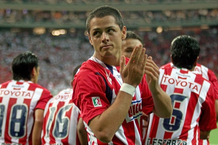 Javier 'Chicharito' Hernández celebra un gol con las Chivas del Guadalajara.