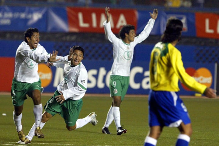 Mexican Omar Esparza (L) Cesar Villaluz