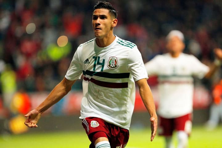 Uriel Antuna celebra un gol con México.