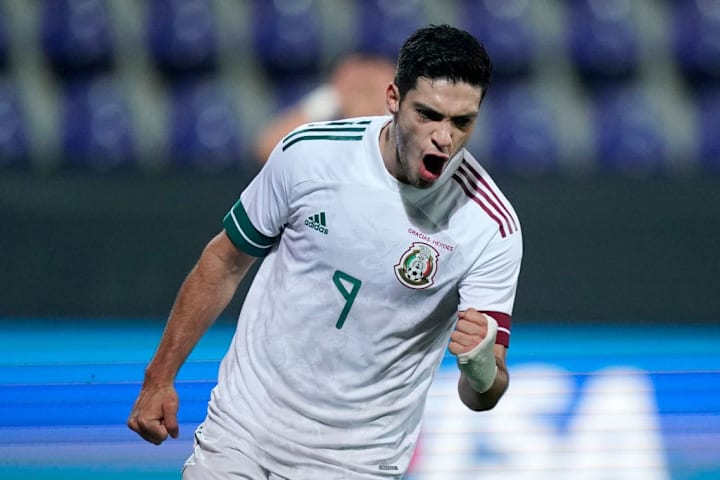 Raúl JIménez celebra el gol de México.