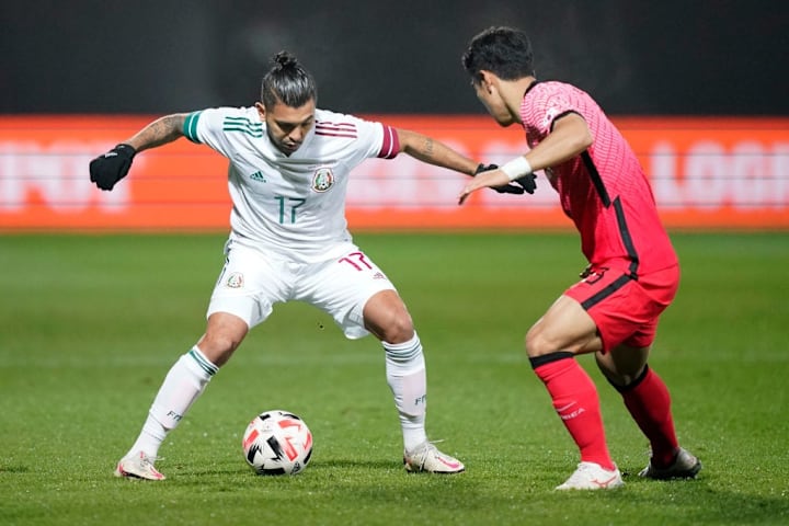 Jesús Corona ante la marca de un rival de Corea.