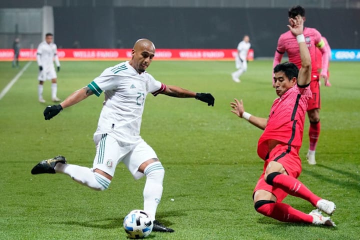 Luis Rodríguez con el balón en juego entre México y Corea.