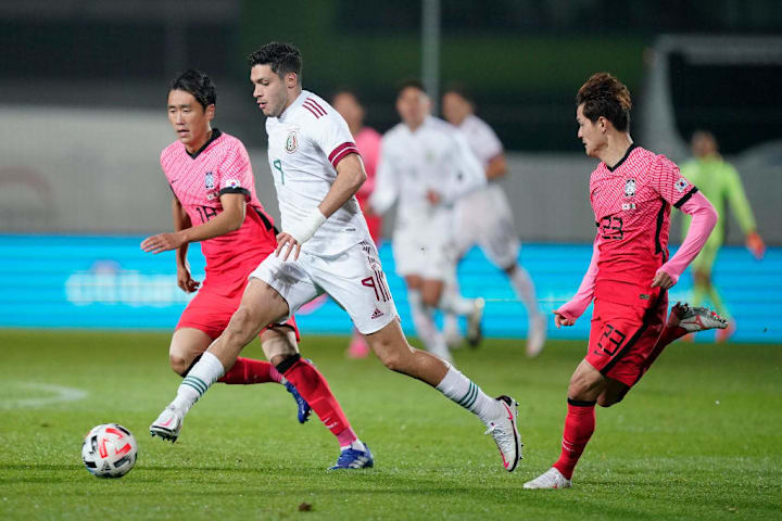 Raúl Jiménez controla el balón ante la presión de dos jugadores de Corea.