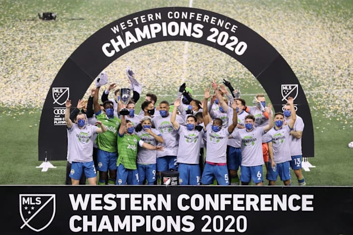 Equipo del Seattle Sounders celebra un título.