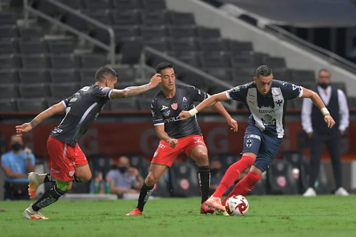 Rogelio Funes Mori controla el balón ante la marca de dos jugadores de Necaxa.