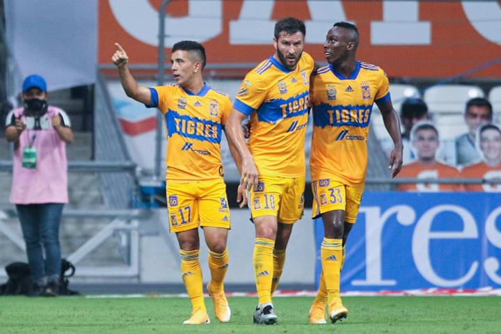 Jugadores de los Tigres UANL celebran un gol.