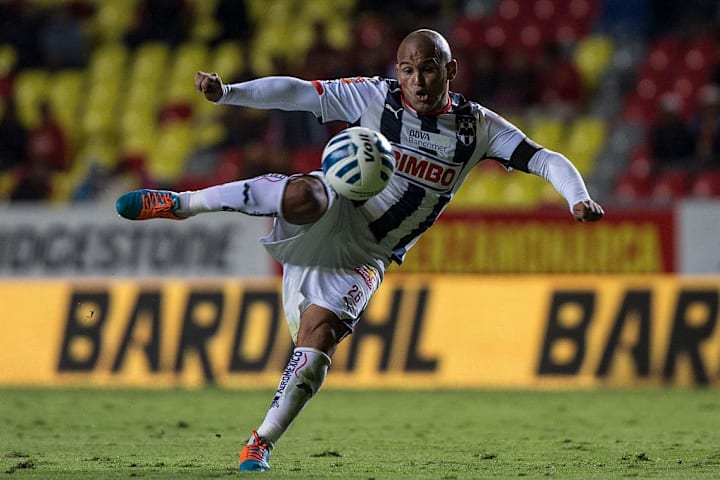 Humberto Suazo controla un balón en partido de Rayados de Monterrey.