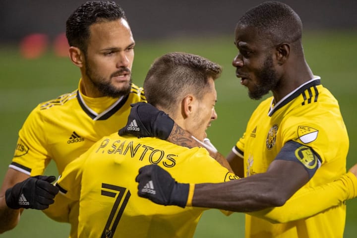 Jugadores del Columbus Crew celebran un gol.