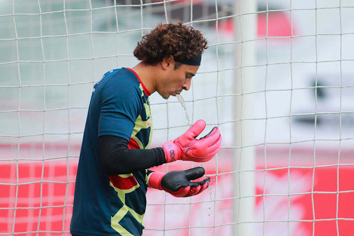 Guillermo Ochoa en un partido del América.