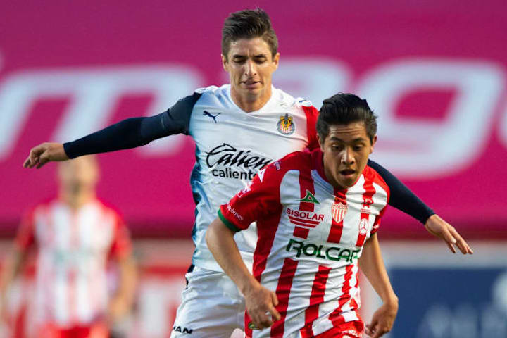 Isaac Brizuela pelea un balón ante un rival de Necaxa.