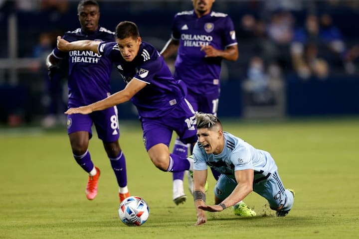 Alan Pulido, Rodrigo Schlegel