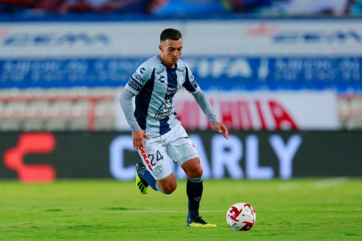 Luis Chávez en un partido del Pachuca.