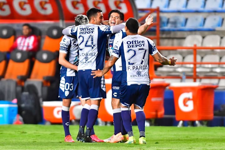 Jugadores de Pachuca celebran un gol.