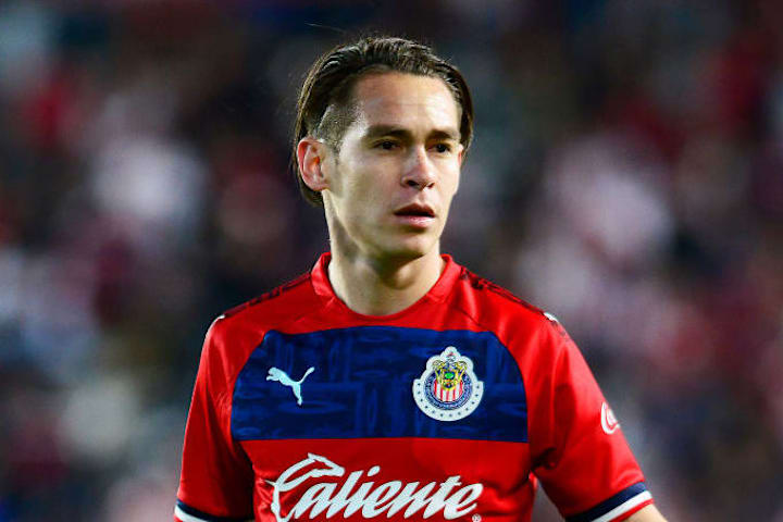 Jesús Angulo en un partido entre las Chivas del Guadalajara y Pachuca.