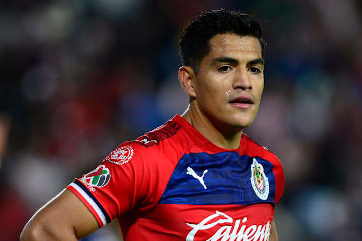 Jesús Sánchez en un partido entre las Chivas del Guadalajara y Pachuca.