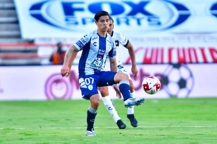 Víctor Dávila controla el balón en un partido del Pachuca.
