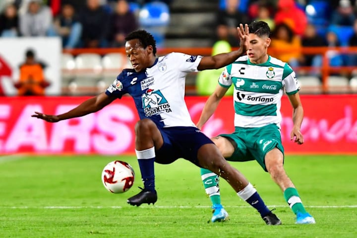 Romario Ibarra controla el balón.