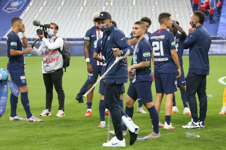 Kylian Mbappe, con muletas, en la celebración del título del PSG