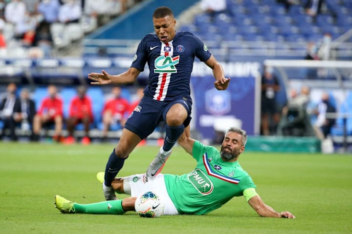 Neymar sufre una aparatosa entrada en la final de la Copa de Francia
