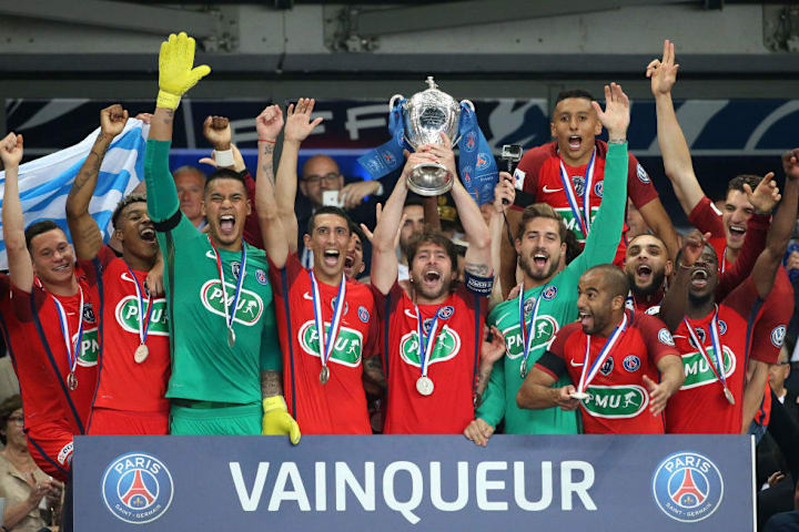 Maxwell angkat trofi dengan PSG