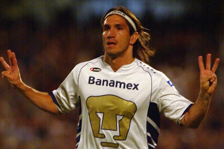 Bruno Marioni celebra un gol con los Pumas UNAM.