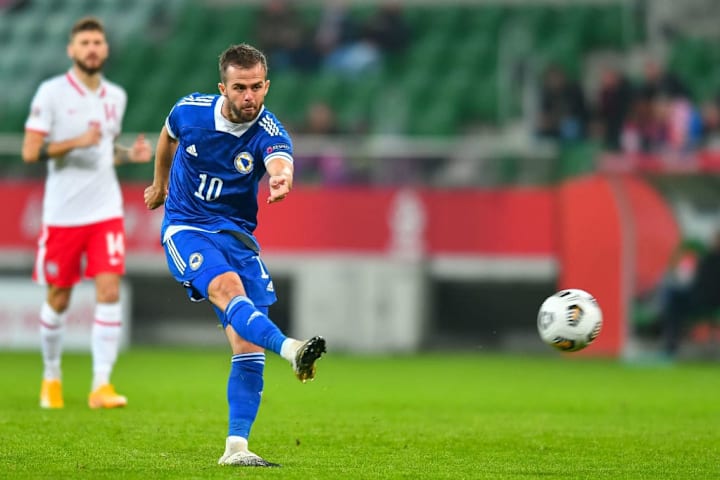 Pjanic tuvo que retirarse ante Polonia por un golpe en la espalda