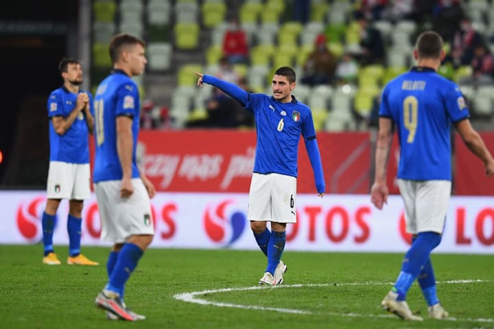 Marco Verratti dà indicazioni ai suoi compagno in azzurro