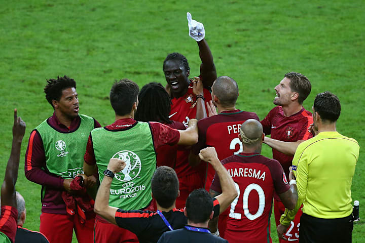 Los jugadores lusos abrazan a Éder tras anotar en la final