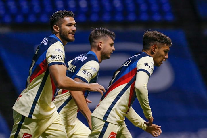 Jugadores del América celebran un gol.