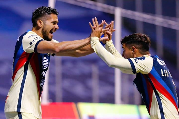 Henry Martin festeja un gol conseguido en un partido entre América y Puebla.