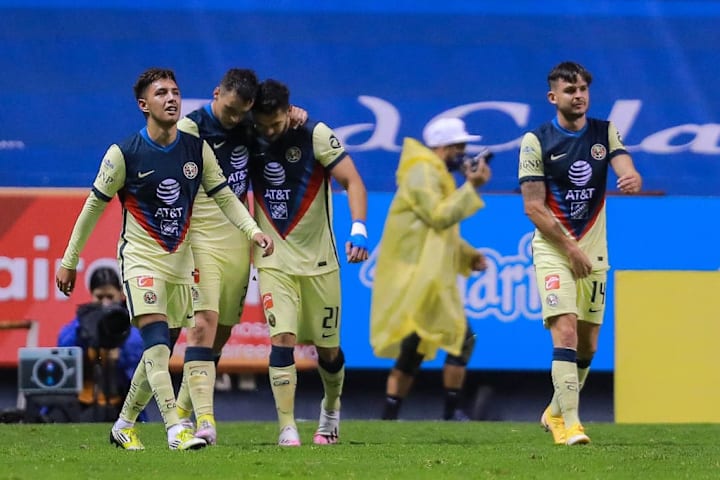 Jugadores del América celebran un gol.