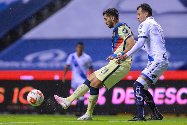 El delantero Henry Martin ante la marca de un jugador rival.