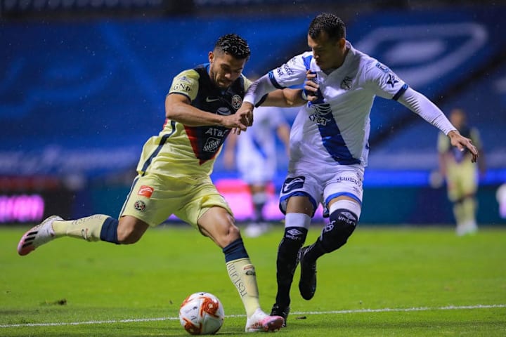 Henry Martin controla el balón ante la marca de un jugador del Puebla.