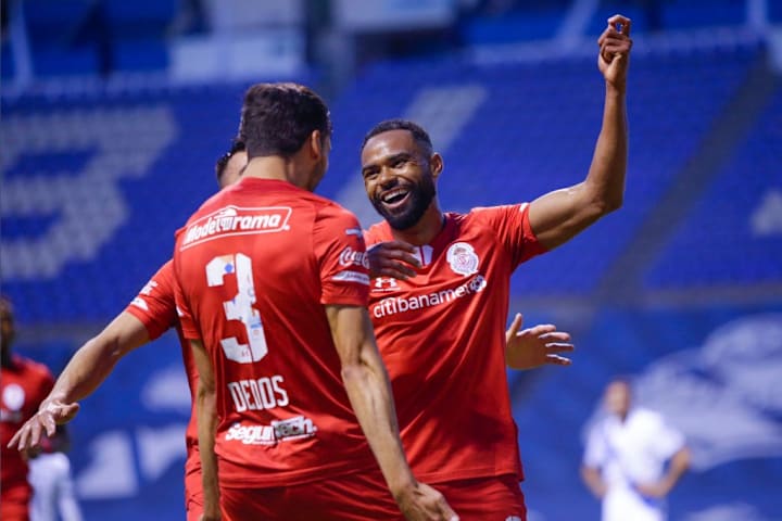 Jugadores del Toluca celebran un gol ante Puebla.