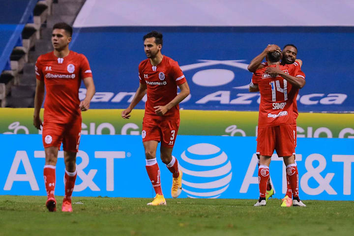 Jugadores del Toluca celebran un gol en partido ante el Puebla.