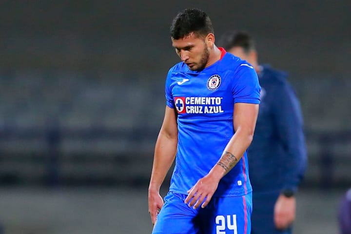 Jugador de Cruz Azul se lamenta en un partido ante Pumas UNAM.