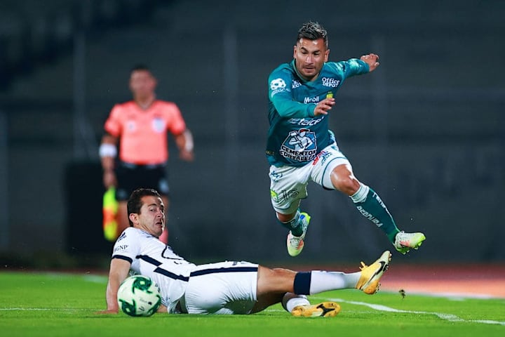 Jean Meneses superando al jugador de los Pumas UNAM Alan Mozo.