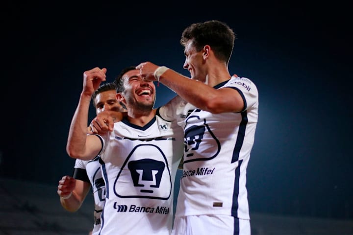Jugadores de Pumas UNAM celebran un gol ante Necaxa.