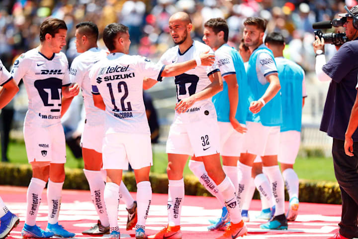 Jugadores de Pumas UNAM celebran un gol.