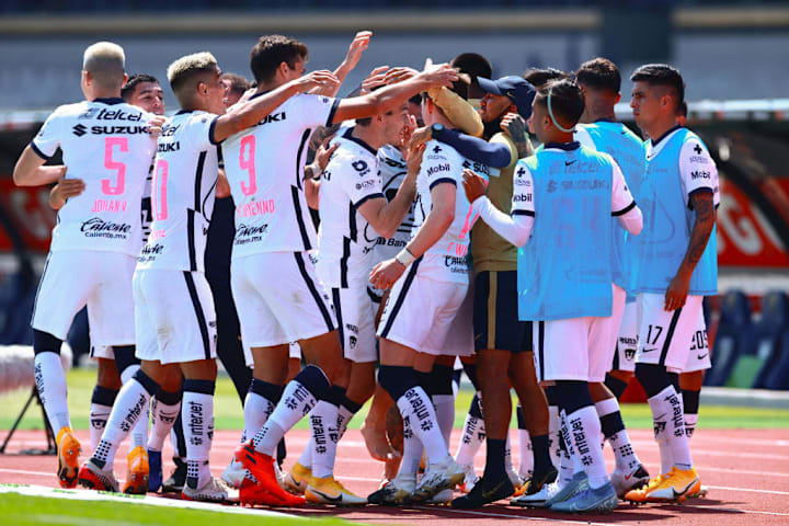 Jugadores de Pumas UNAM celebra un gol.
