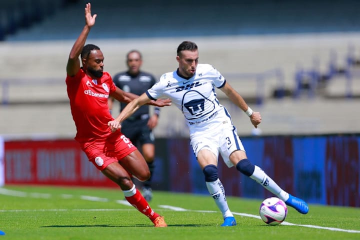 William Da Silva en la marca ante Alejandro Mayorga.