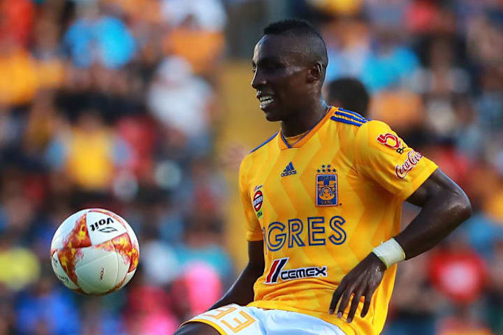 Julián Quiñones en un partido de los Tigres UANL.