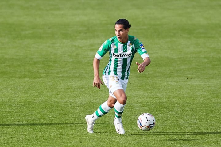 Diego Lainez controla el balón en un partido con el Real Betis.