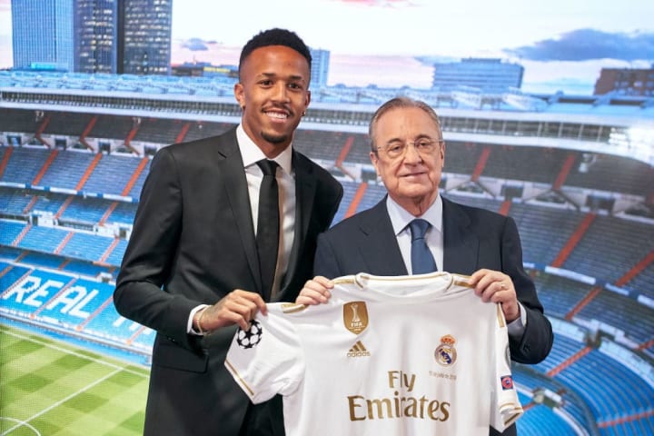 Éder Militão junto a Florentino Pérez el día de su presentación