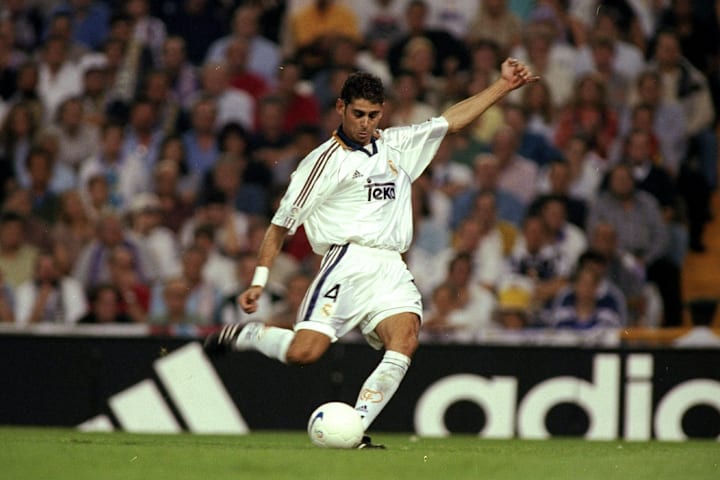 Fernando Hierro en un Clásico con el Real Madrid