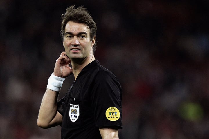Referee Kim Milton Nielsen of Denmark bl
