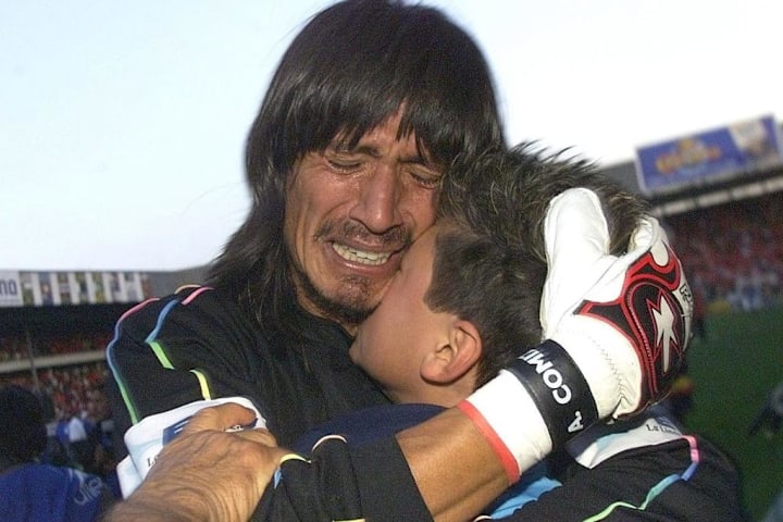 Angel Comizzo festeja el título de Monarcas Morelia en el Invierno 2000