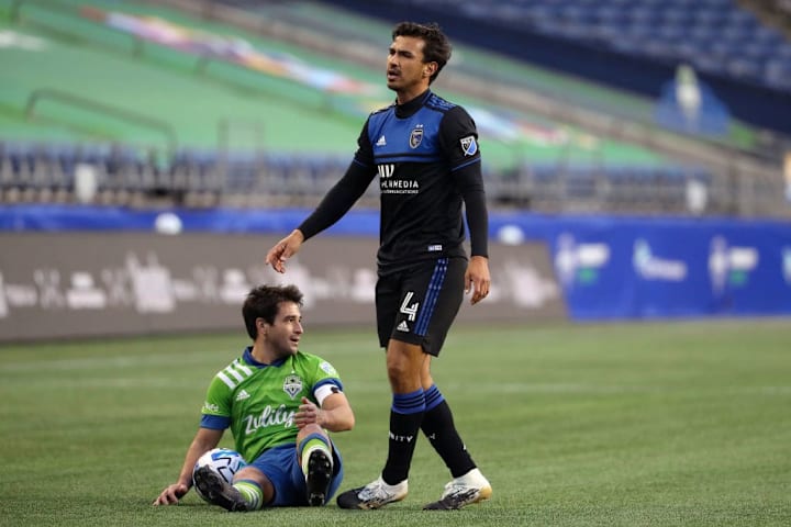 Oswaldo Alanís se lamente en un partido ante San José.